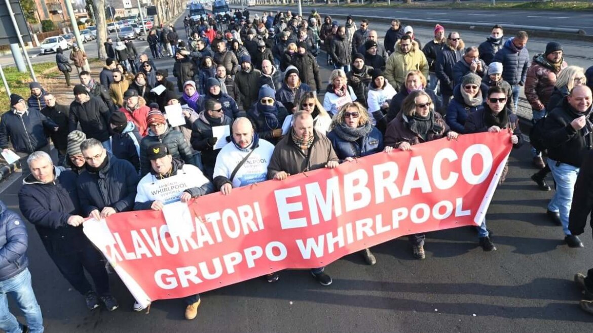 Ex Embraco, lavoratori ancora senza stipendio