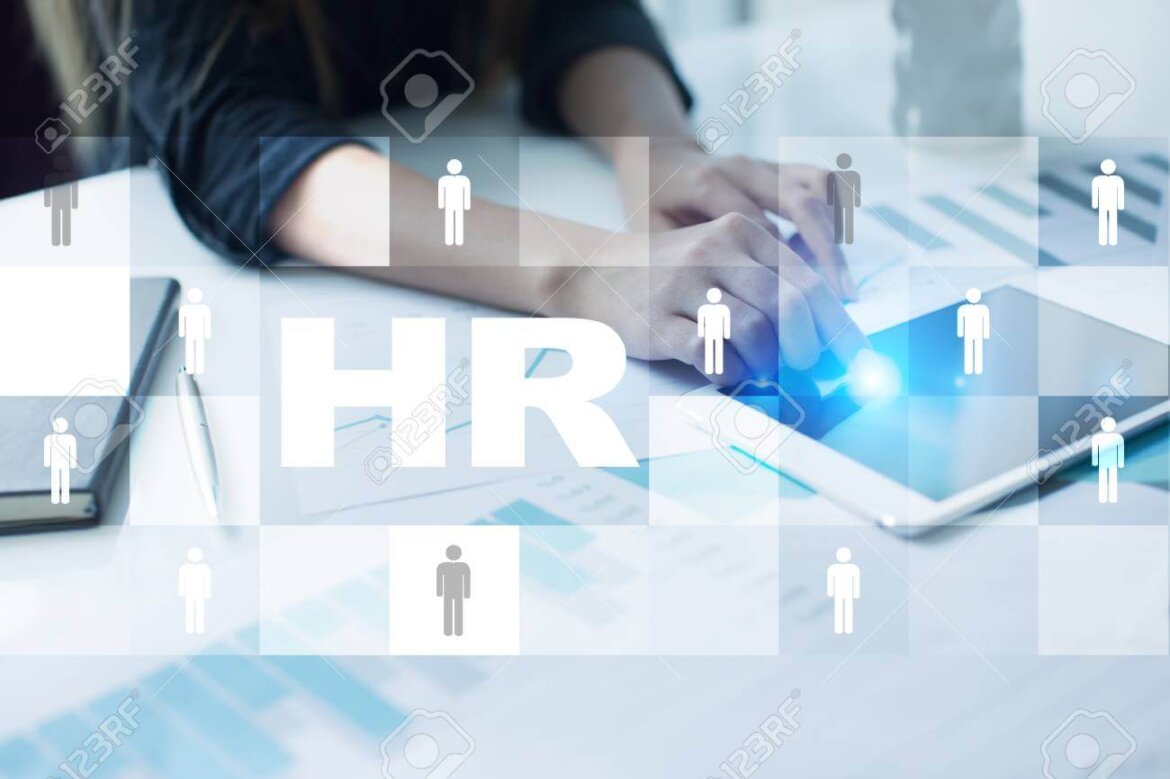 Human resource management, HR, recruitment, leadership and teambuilding. Business and technology concept. Con la pandemia tre direttori del personale su quattro hanno un ruolo più strategico