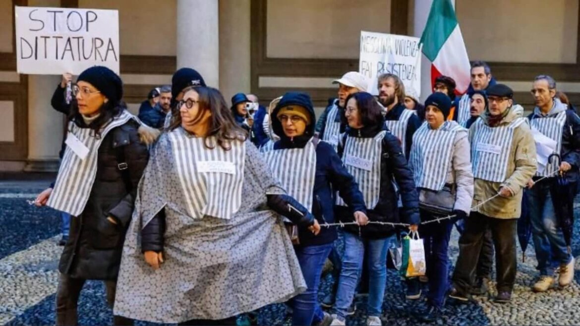 Novara, manifestanti no green pass vestiti come gli ebrei deportati: è polemica