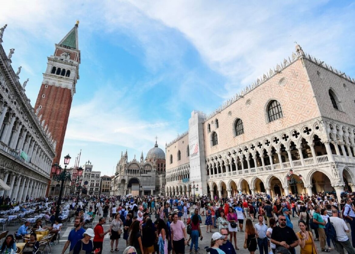 Confturismo: “Nel prossimo trimestre 31 milioni di turisti in meno. Perdita di 7 miliardi di euro”