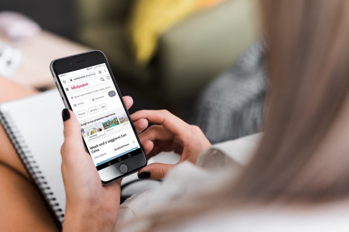 Ragazza on smartphone in mano