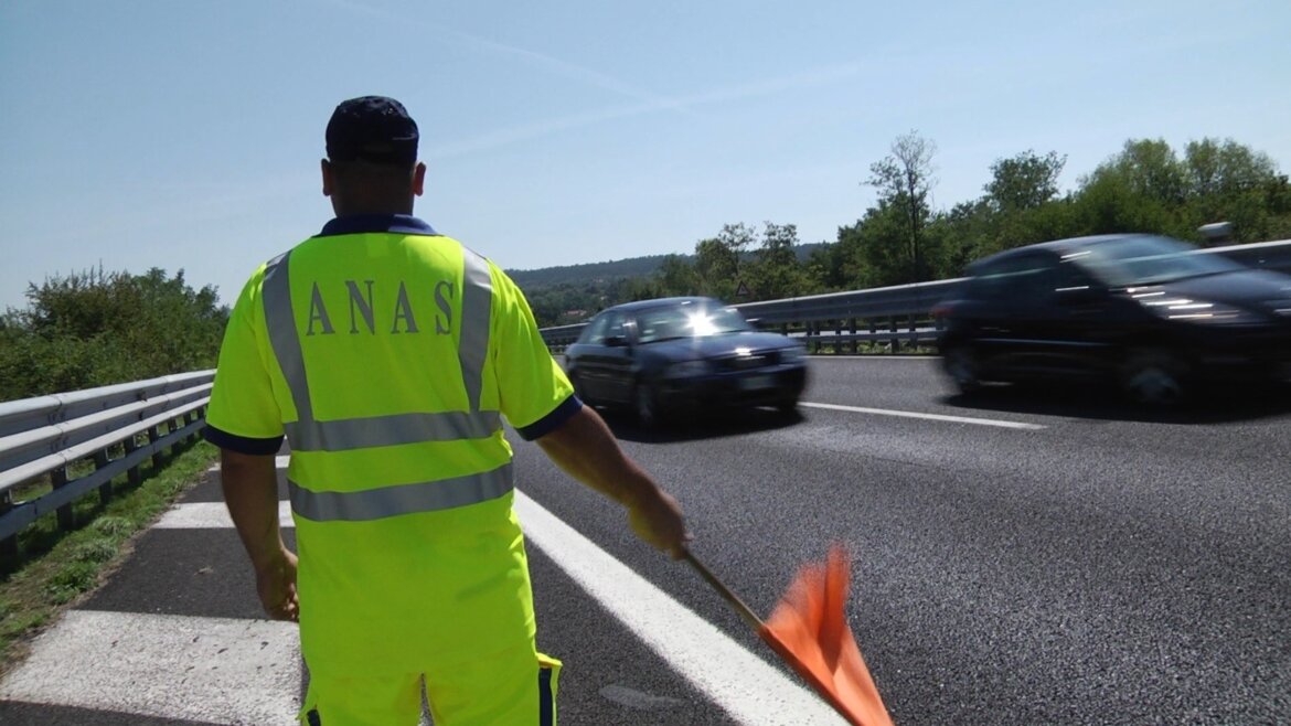 Operatore Anas a lavoro su autostrada