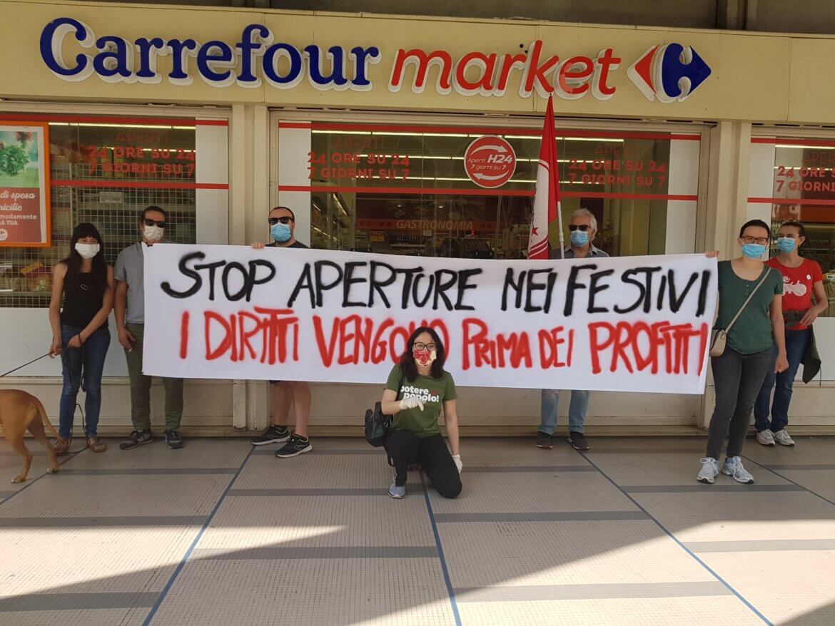 Dipendenti in protesta davanti a negozio Carrefour