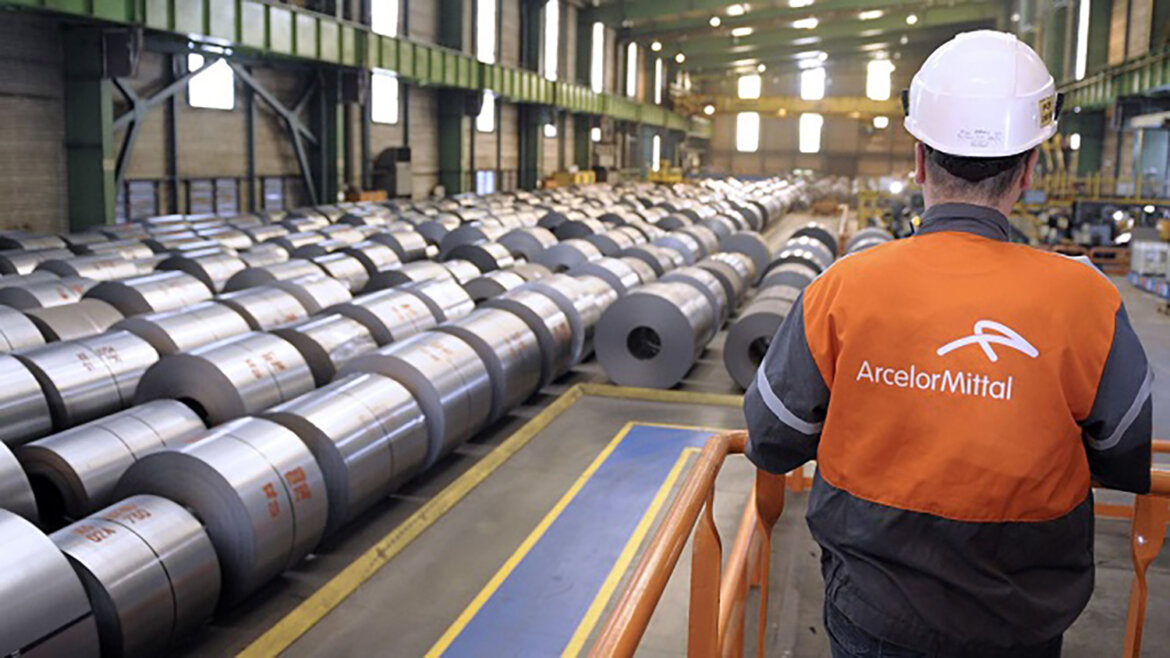Arcelor Mittal Operaio a lavoro in Arcelor Mittal