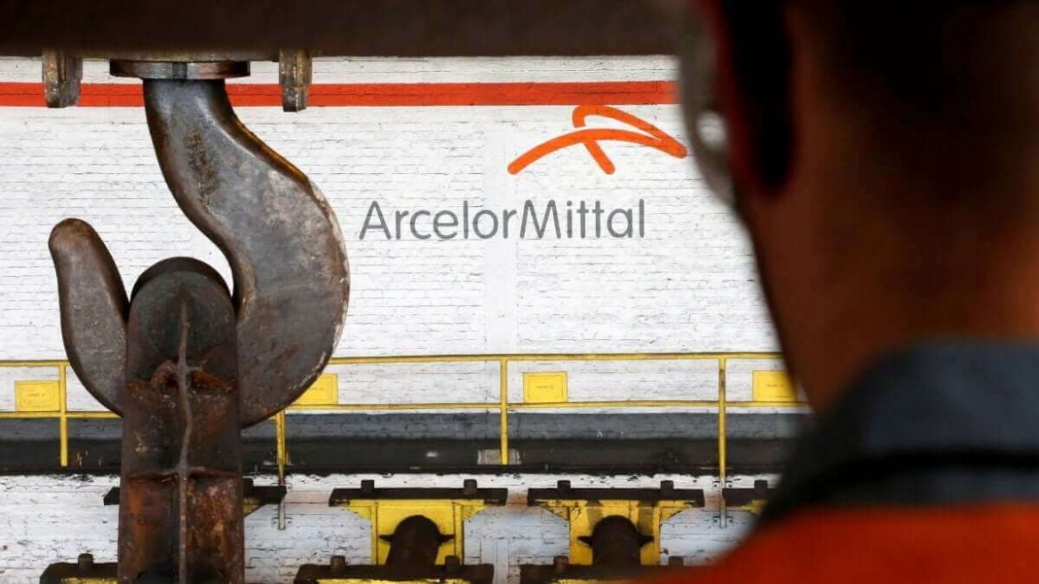 Arcerol Mittal Operaio davanti allo stabilimento di ArcelorMittal
