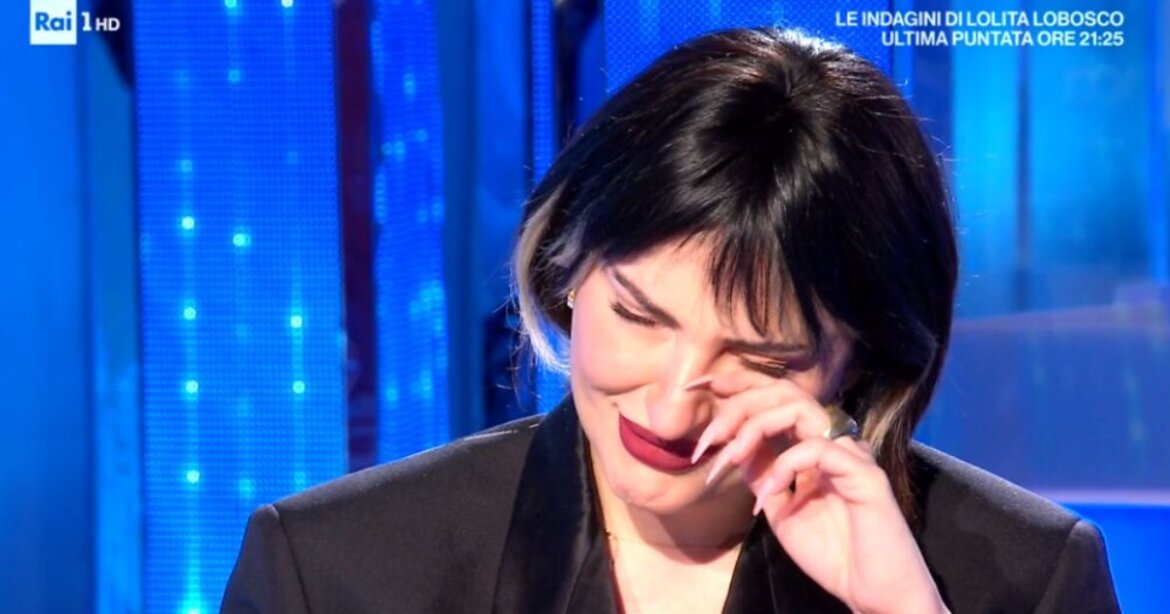 Arisa piange lasciata dal fidanzato andrea di carlo arisa