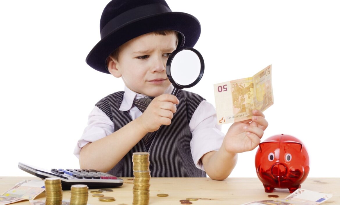 Assegno unico universale per le famiglie – Bimbo con soldi e lente d'ingrandimento in mano