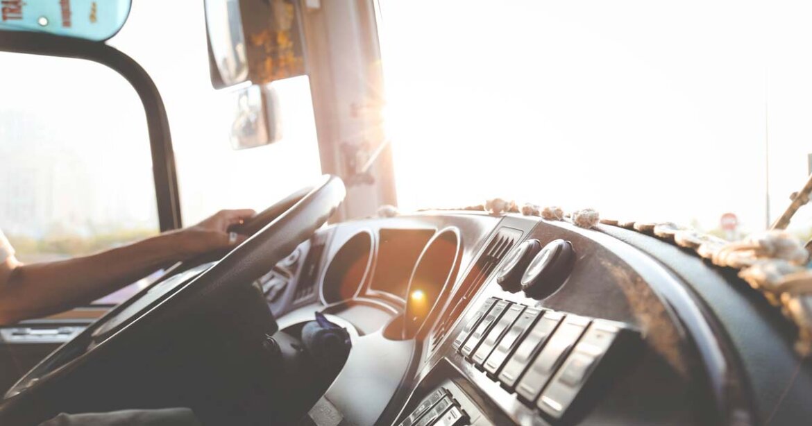 Interno di un tir con persona a bordo