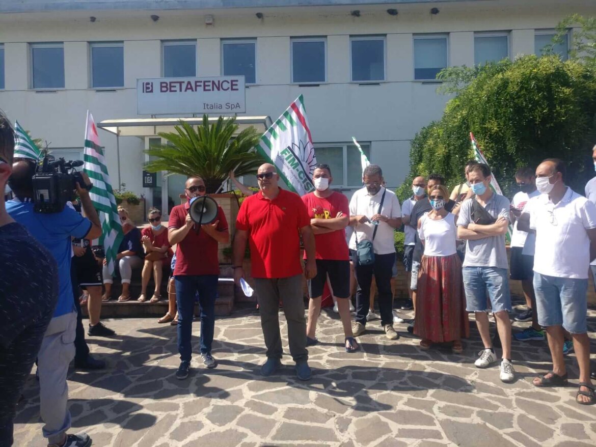 Lavoratori manifestano rispettando il distanziamento davanti allo stabilimento Betafence di Tortoreto