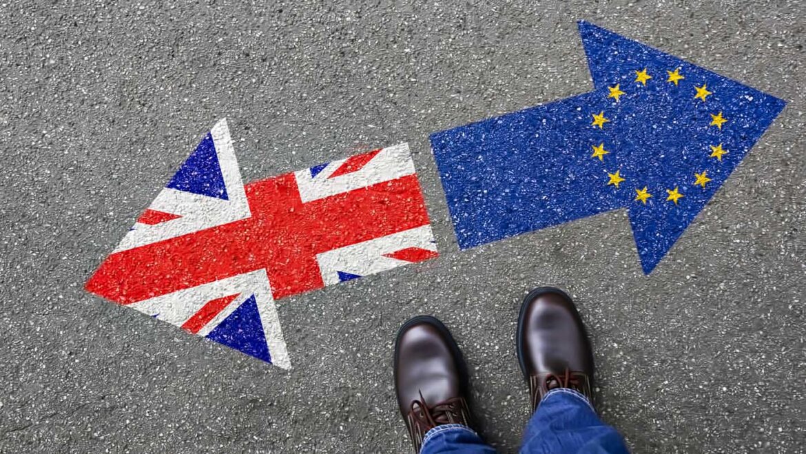 Frecce con disegno bandiera Regno Unito e Unione europea