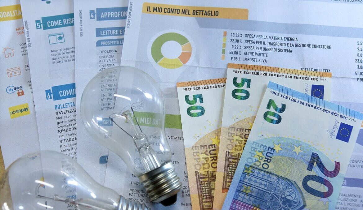 Caro bollette Soldi con bollette e lampadine