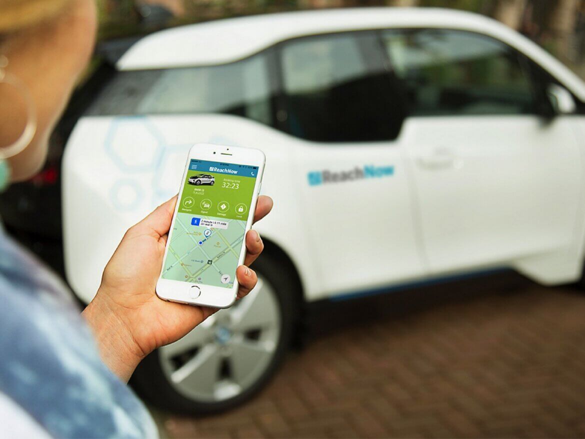 Carsharing Persona prenota auto da app smartphone