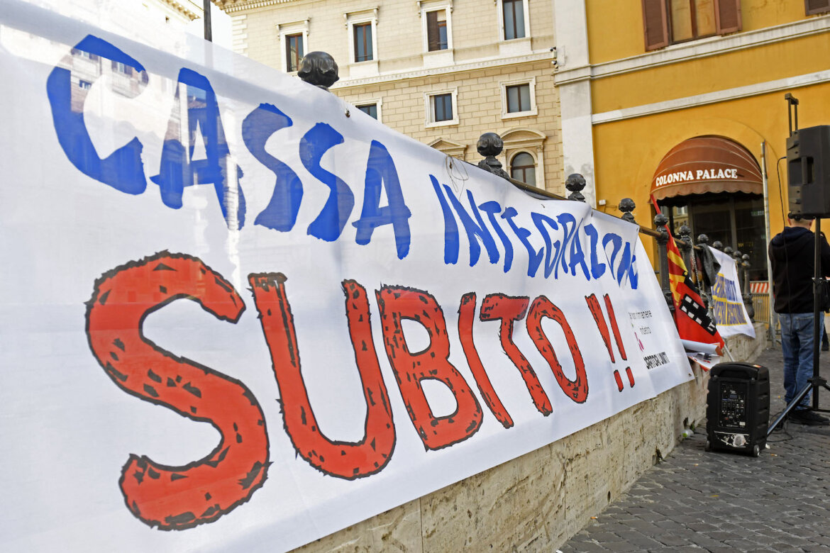 Cassa integrazione Striscione con la scritta "Cassa integrazione subito"