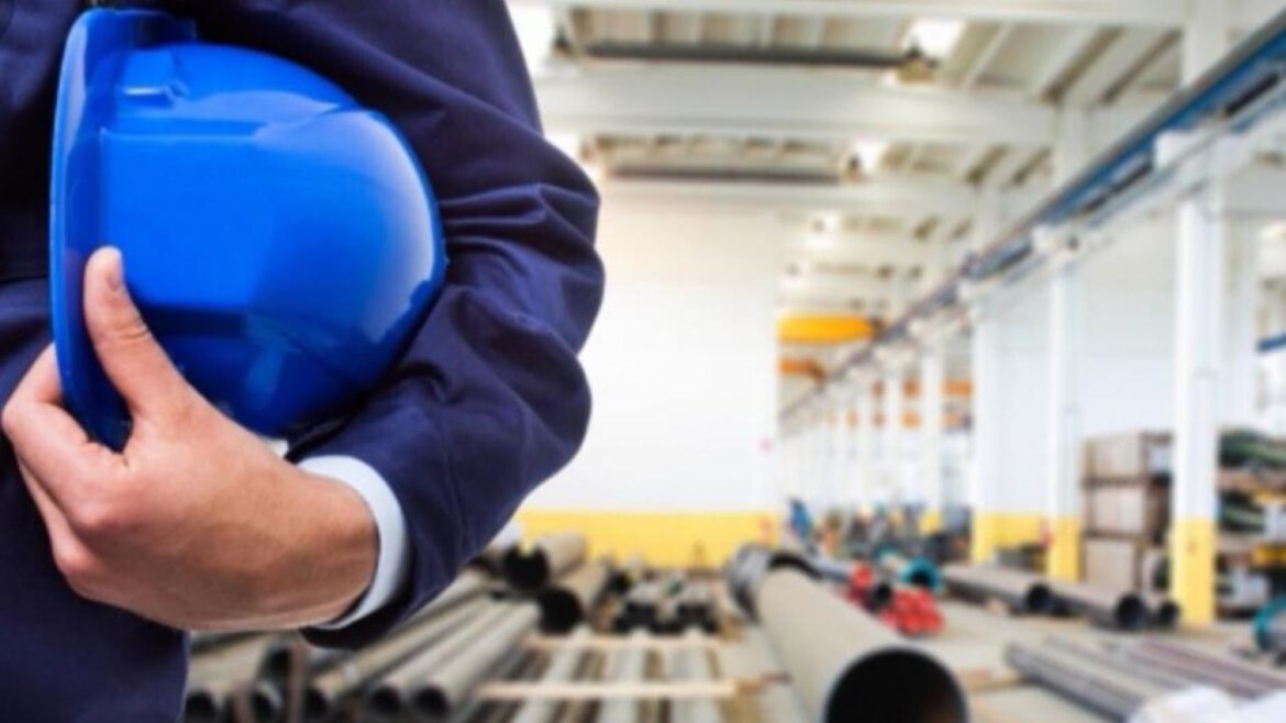 Lavoratore con in mano casco antinfortunistico