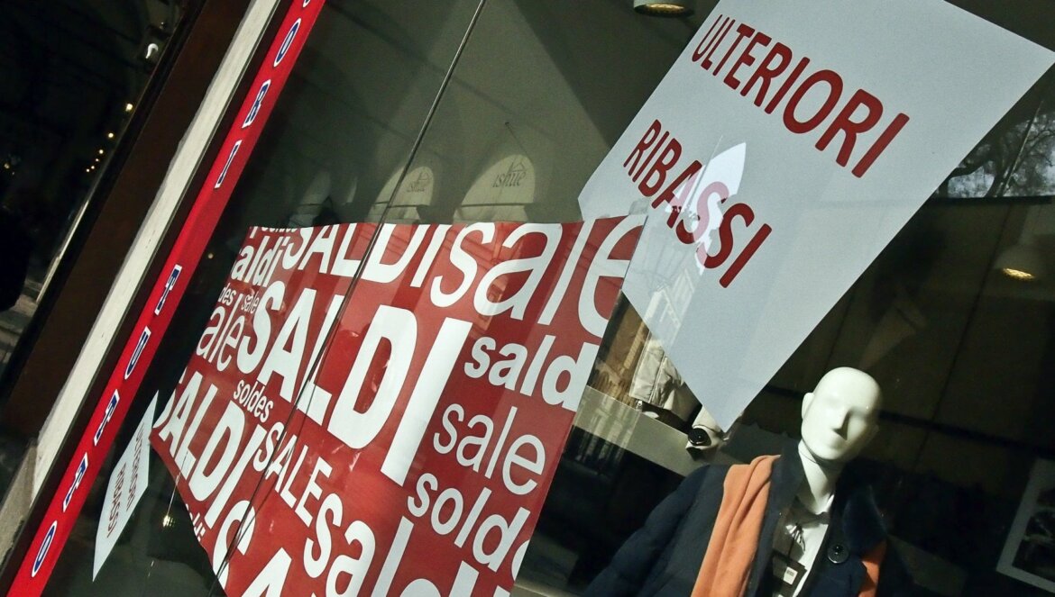 Commercio al dettaglio Cartelli saldi in vetrina