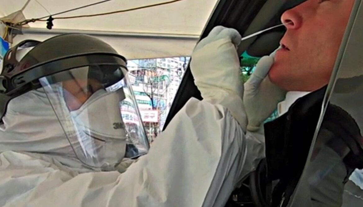 Operatore sanitario effettua tampone per covid-19 su paziente