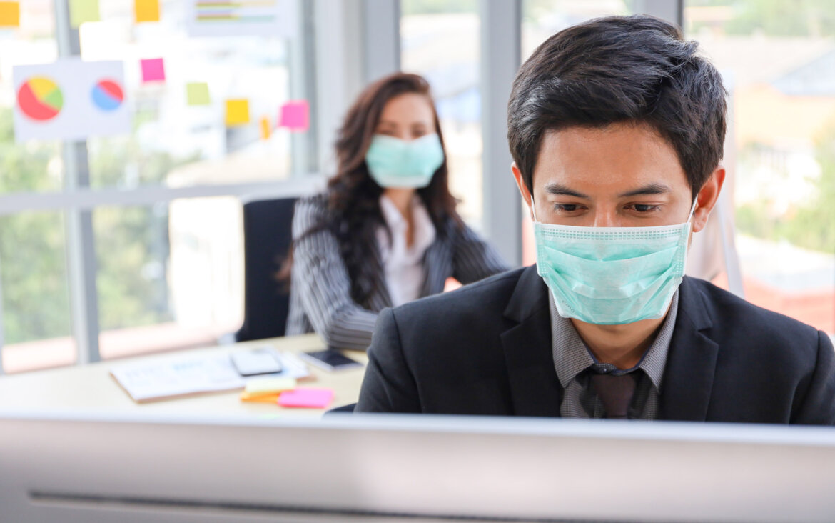 Covid manager Persone in ufficio con mascherina