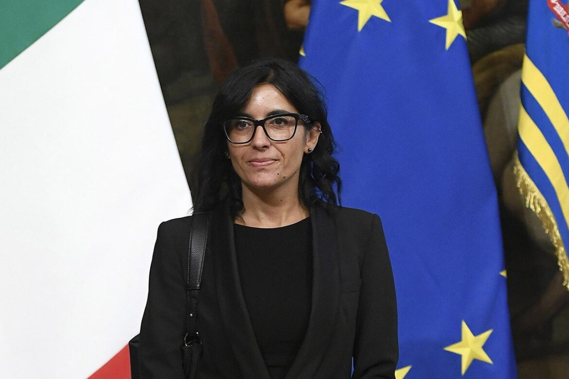 Smart working, pressing della Ministra Dadone: “diventi misura stabile”