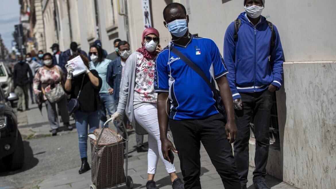Immigrati in fila in attesa