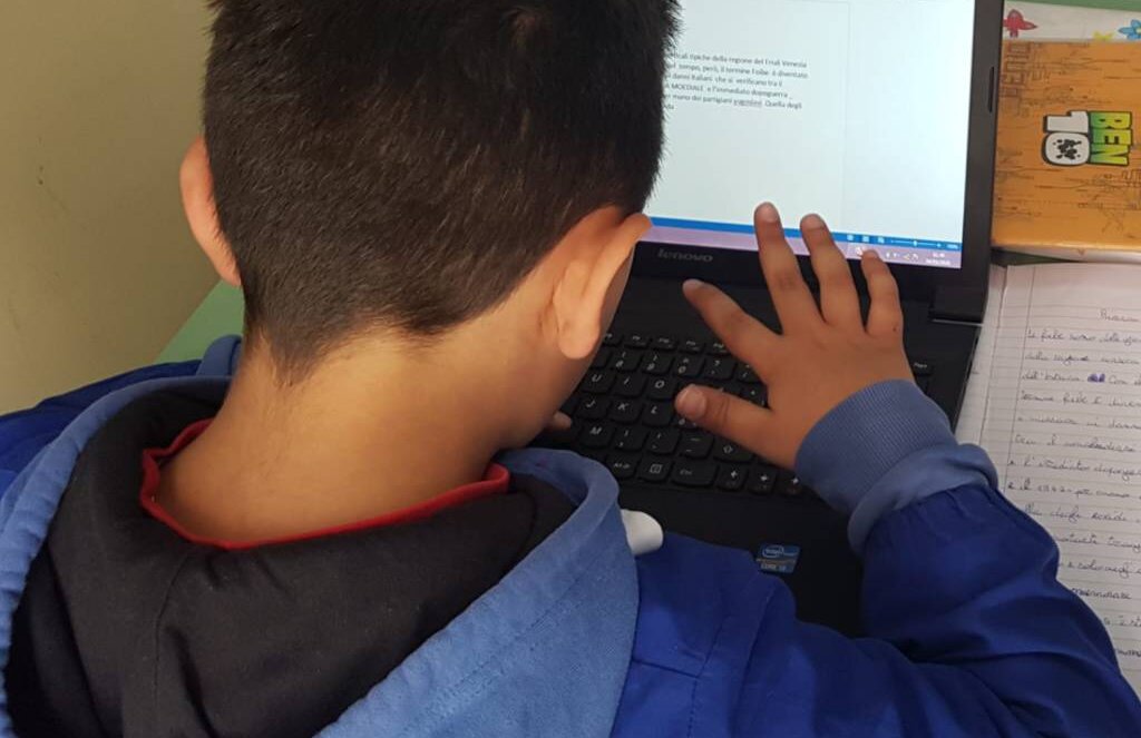 Bambino al computer fa lezione a distanza