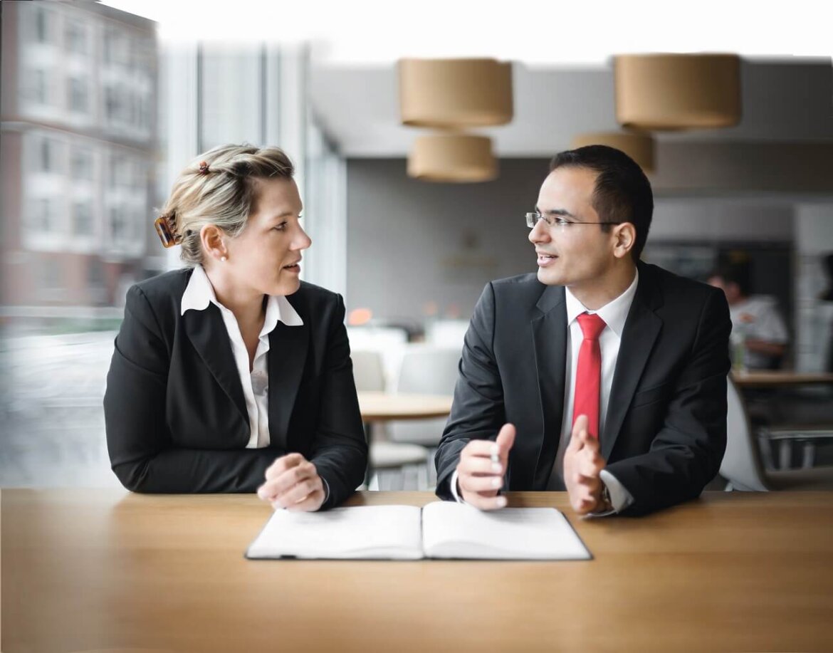 Direttori del personale Due manager a tavolino