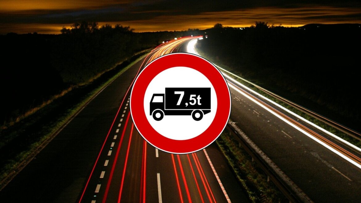 Autostrada con cartello divieto di circolazione per i mezzi pesanti