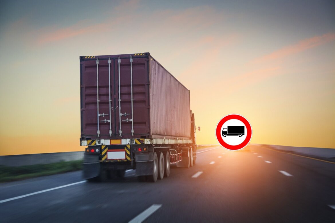 Autotreno in viaggio con cartello di divieto di circolo per autotreni
