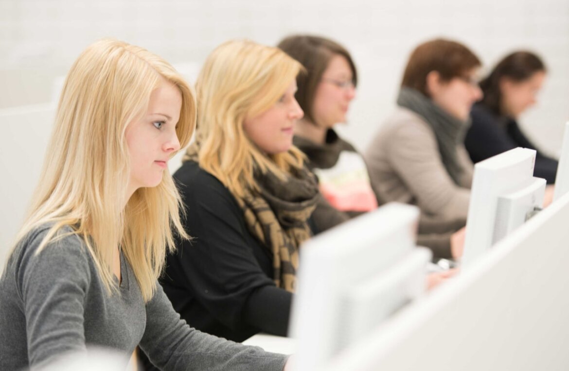 L’Italia viola la parità delle donne usl lavoro Donne a lavoro al pc