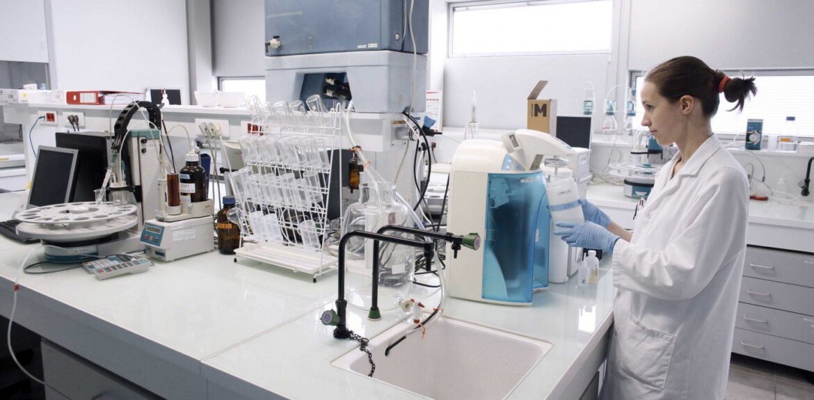 Scienziate a lavoro in laboratorio