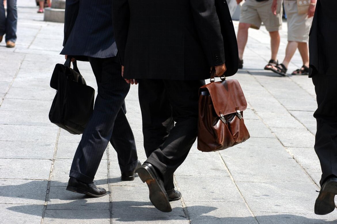 Impiegati vanno a lavoro