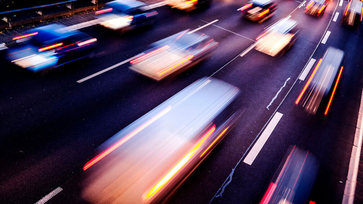 Tir in viaggio in immagine sfocata