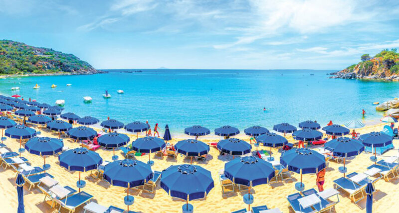 Spiaggia piena di ombrelloni