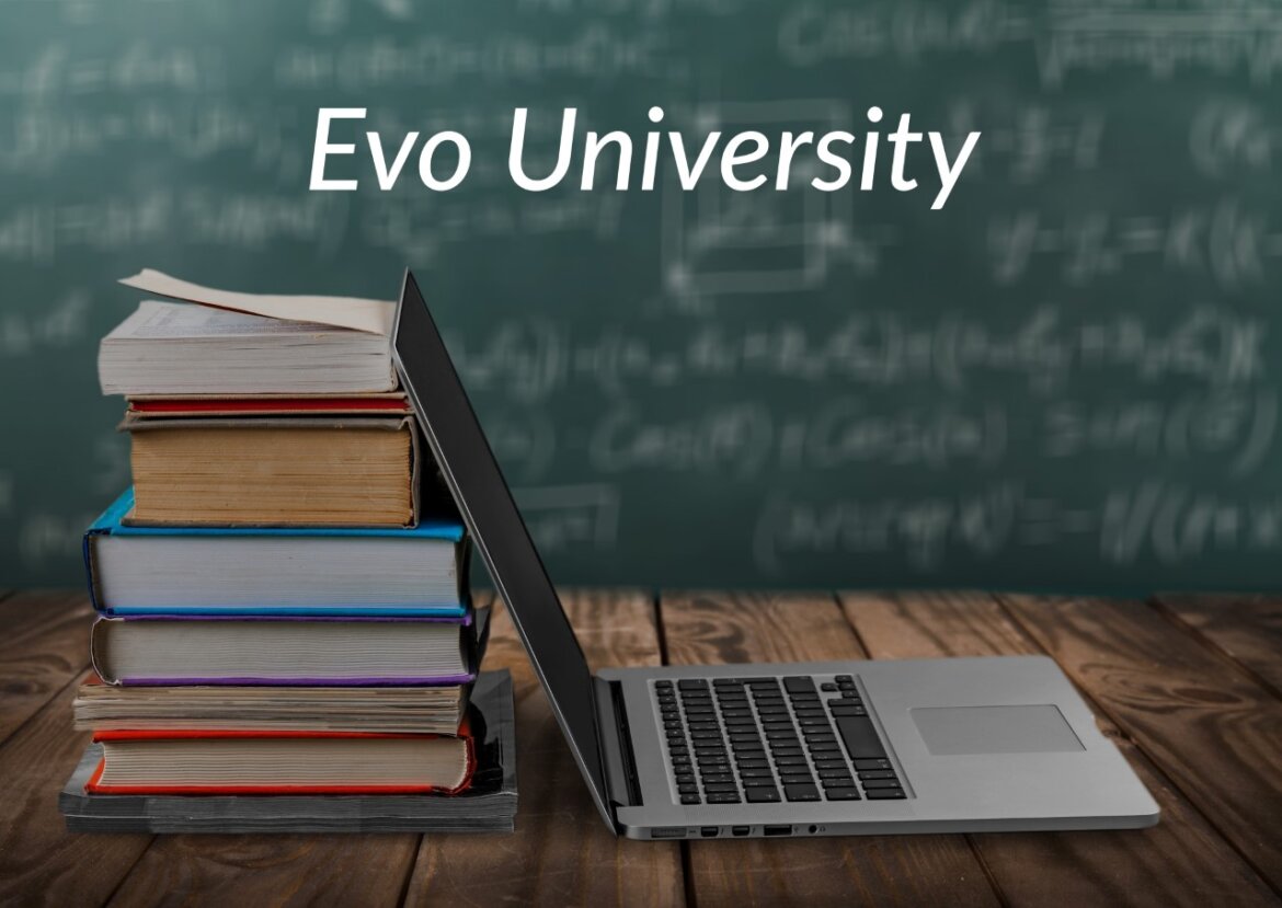Evo University sullo sfondo di libri e pc in una foto