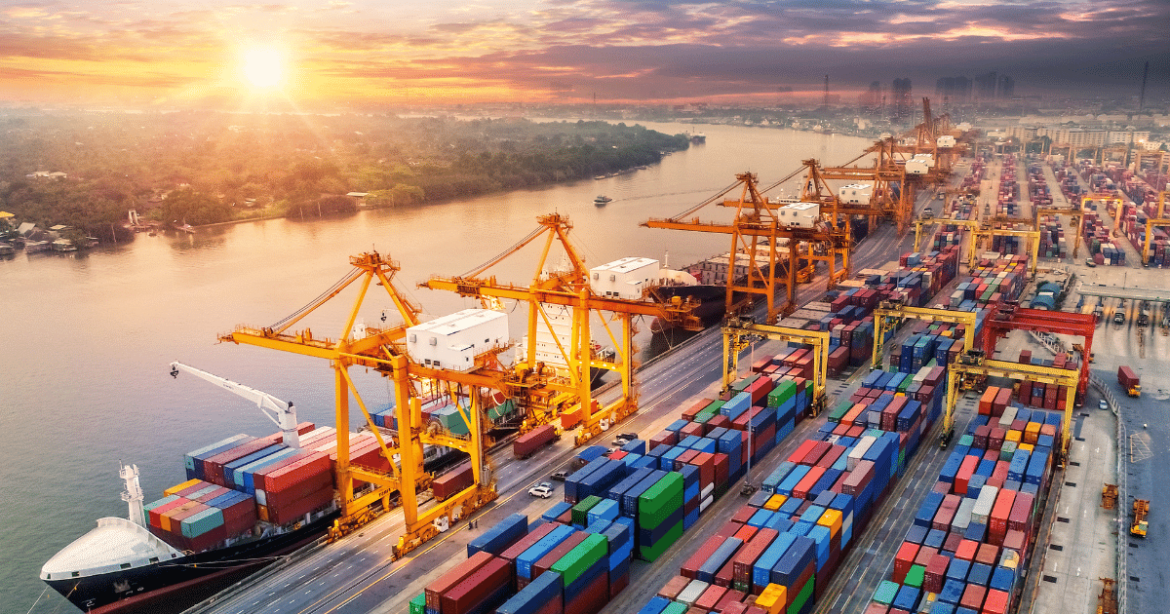 Porto con imbarcazioni per export