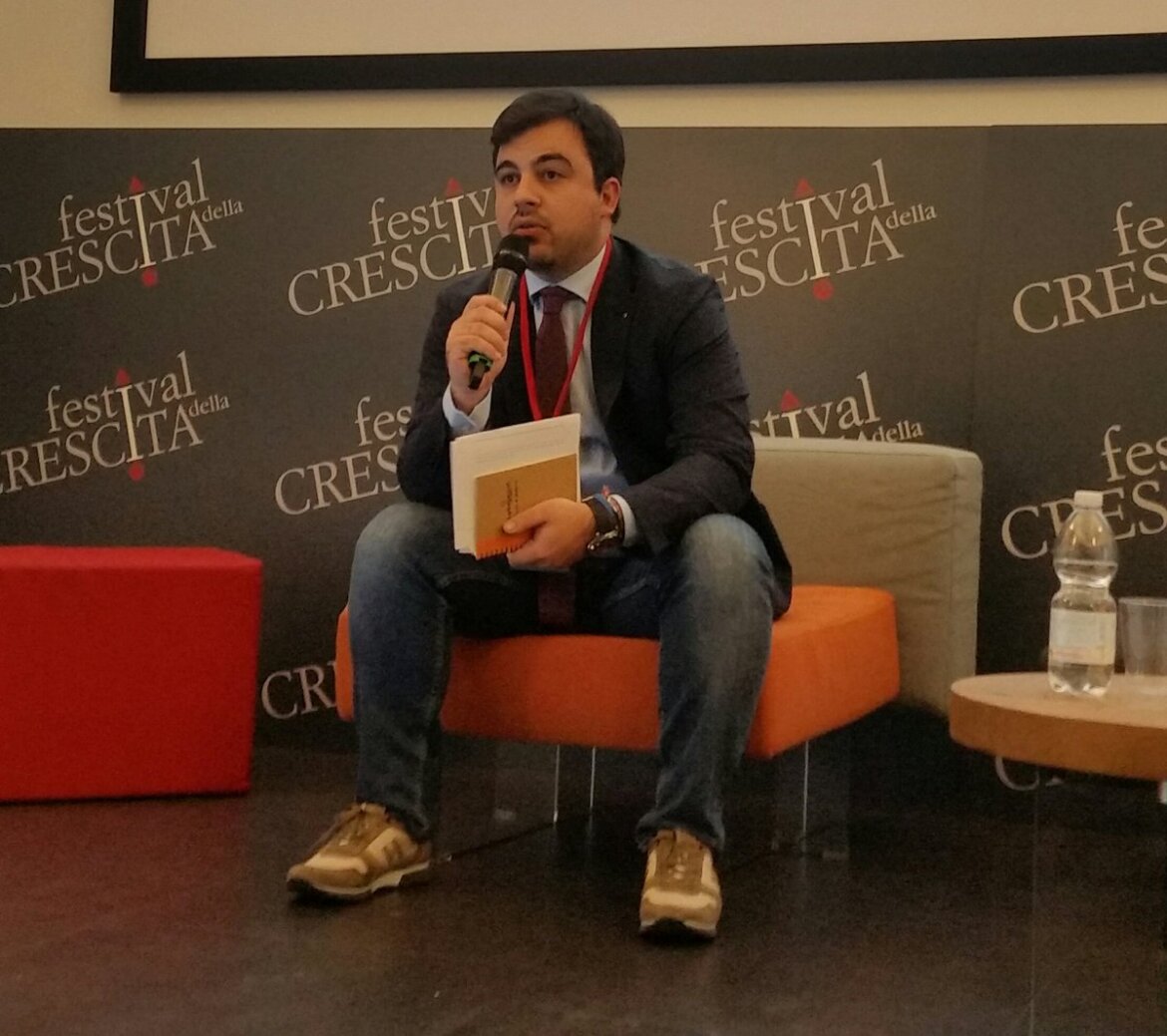 fabio papa seduto con un microfono