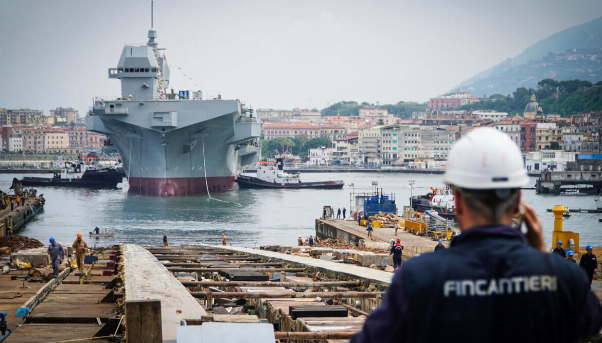 Fincantieri Porto con navi e operaio Fincantieri