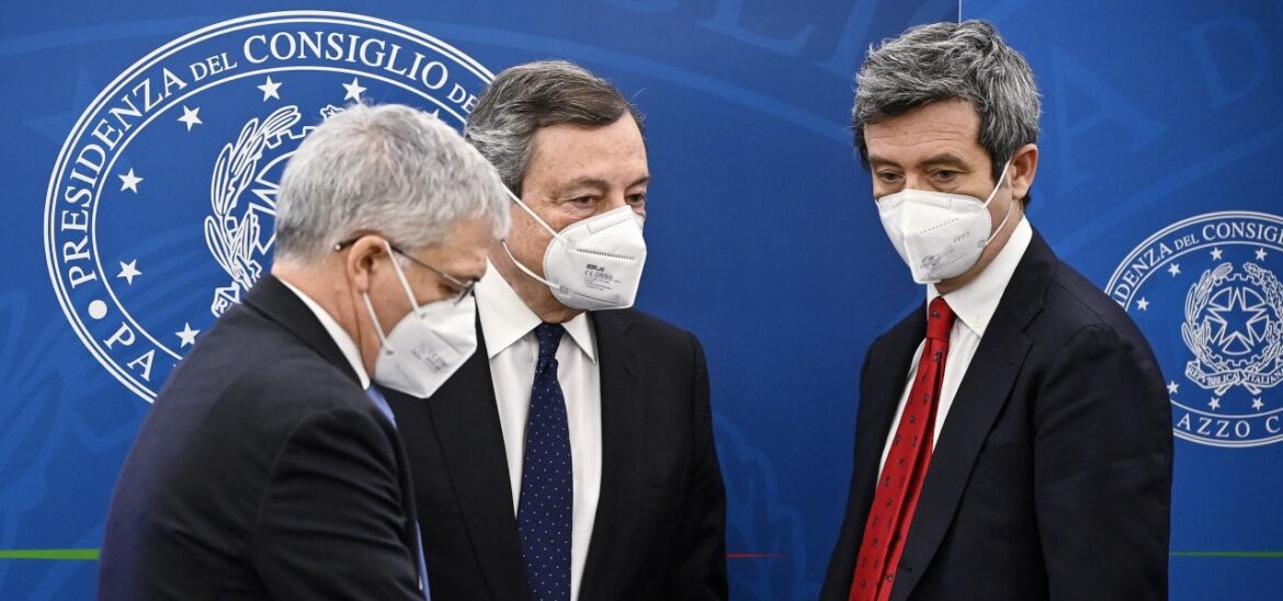 Il premier Draghi con i ministri Orlando e Franco
