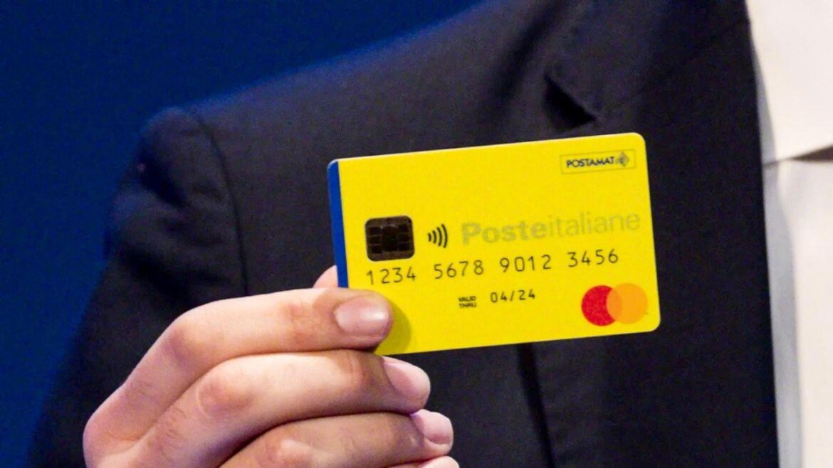 Furbetti Reddito di Cittadinanza Persona tiene in mano card gialla per Reddito di cittadinanza
