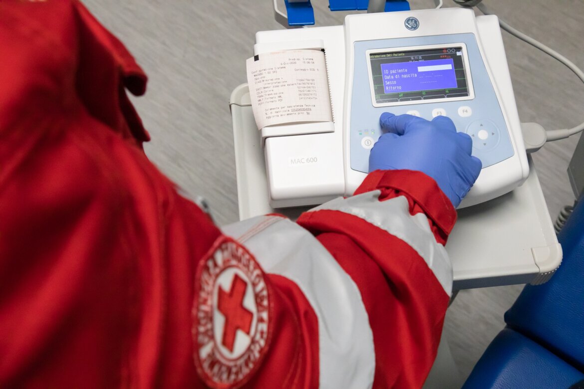 Operatore sanitario utilizza macchinario per effettuare elettrocardiogramma