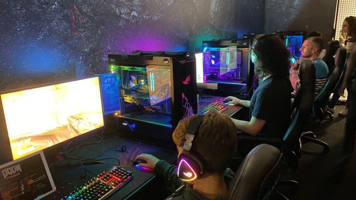 Persone che giocano ai computer