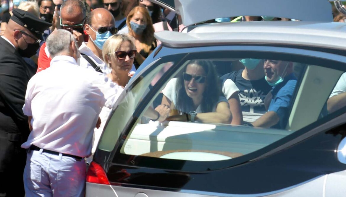 Il funerale dei piccoli tra lacrime e commozione