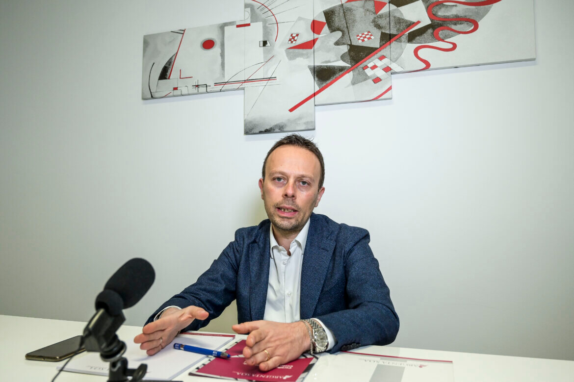 Giovanni Pelazzi Giovanni Pelazzi seduto alla scrivania
