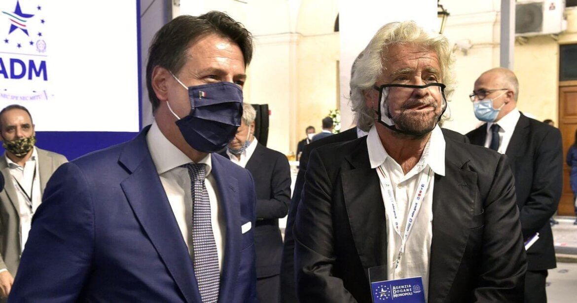 Giuseppe Conte e Beppe Grillo insieme con la mascherina