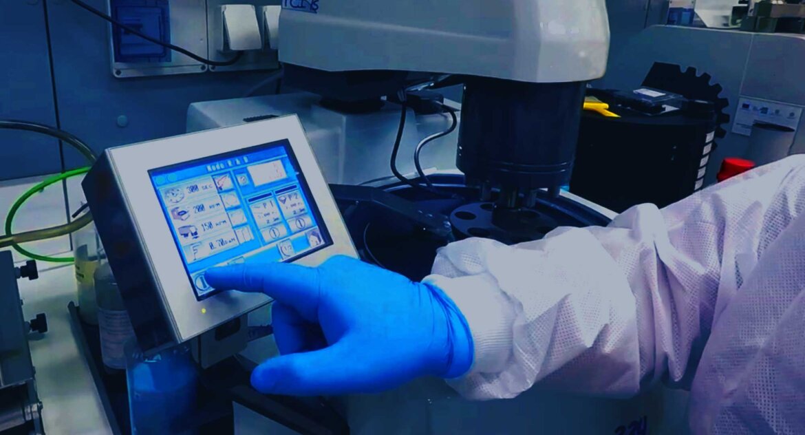 Operatore a lavoro su dispositivo elettronico