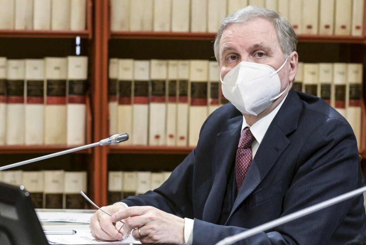 Ignazio Visco indossa una mascherina bianca