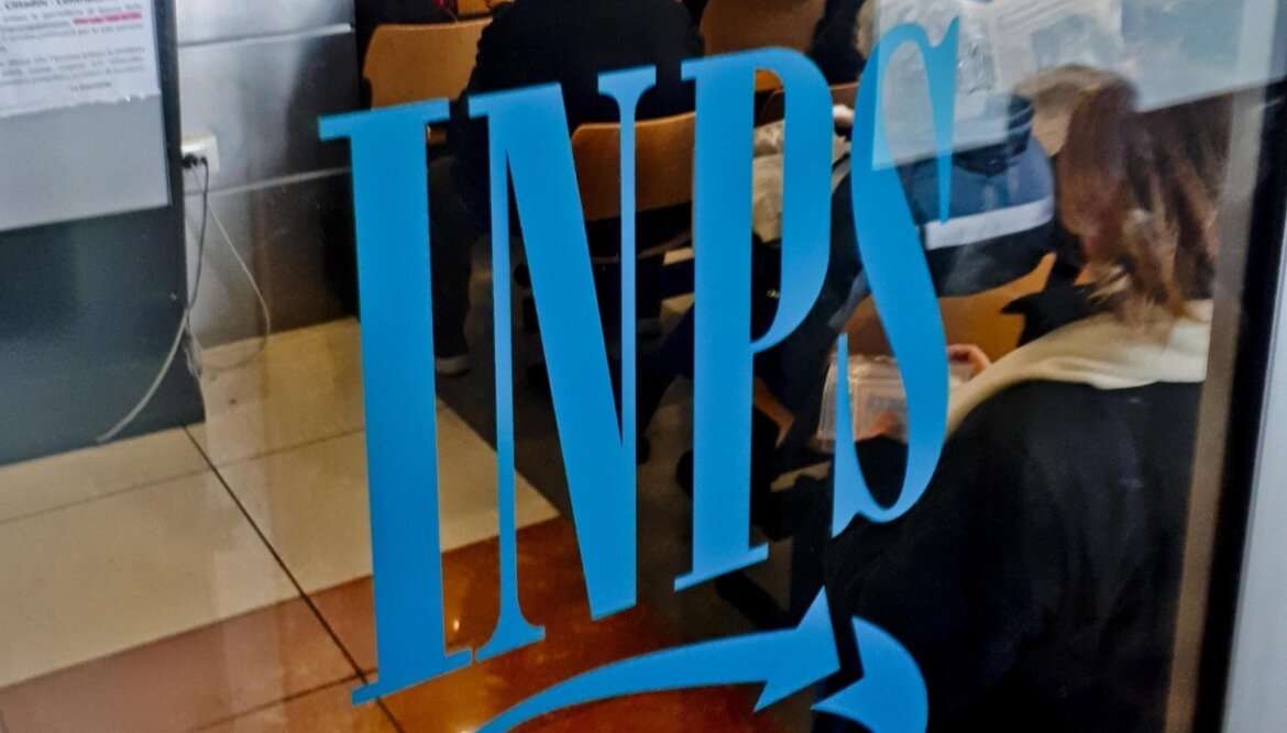 Inps Logo dell'Inps su vetrata