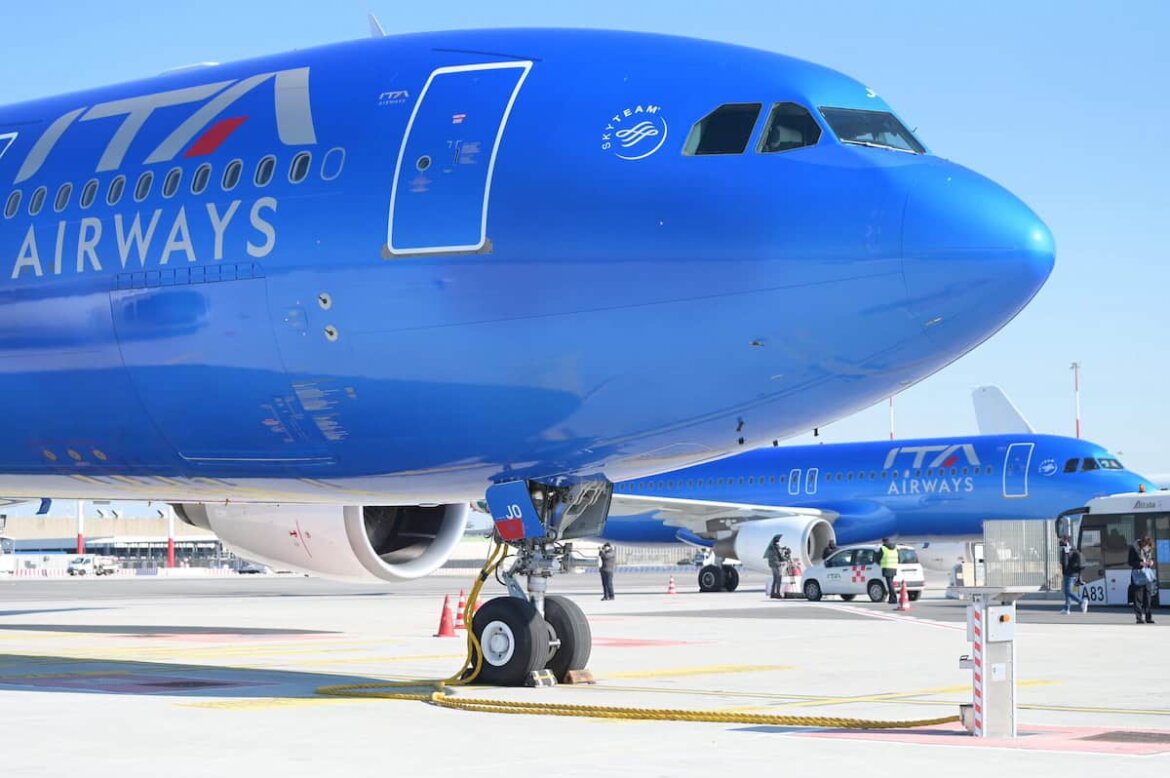 Aereo fermo in aeroporto