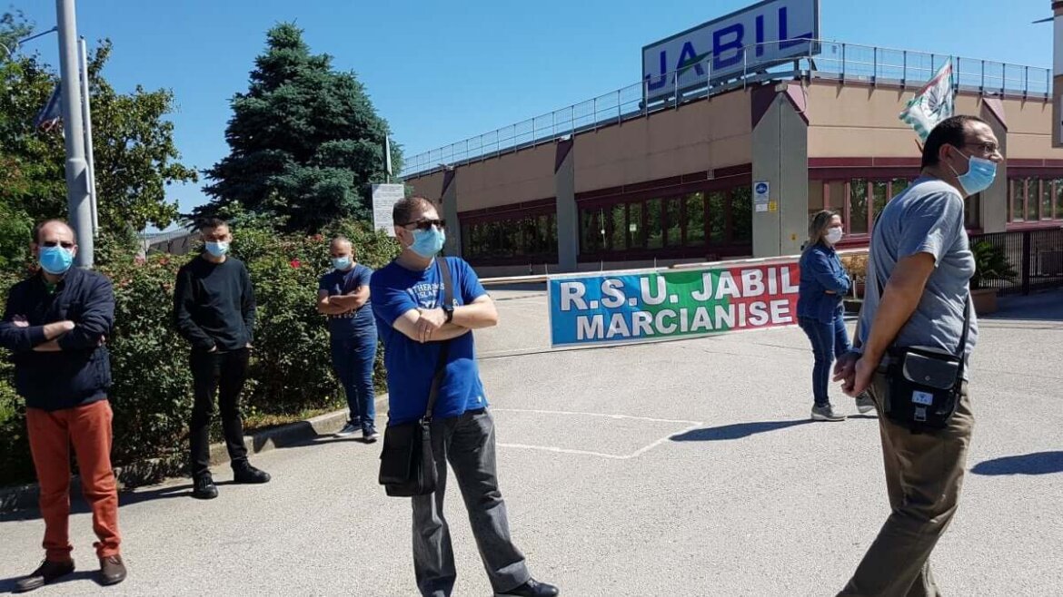 Jabil di Marcianise Operai in protesta con la mascherina davanti alla Jabil di Marcianise