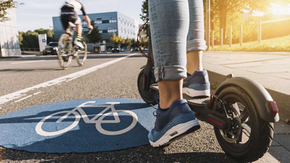 Persona su monopattino elettrico