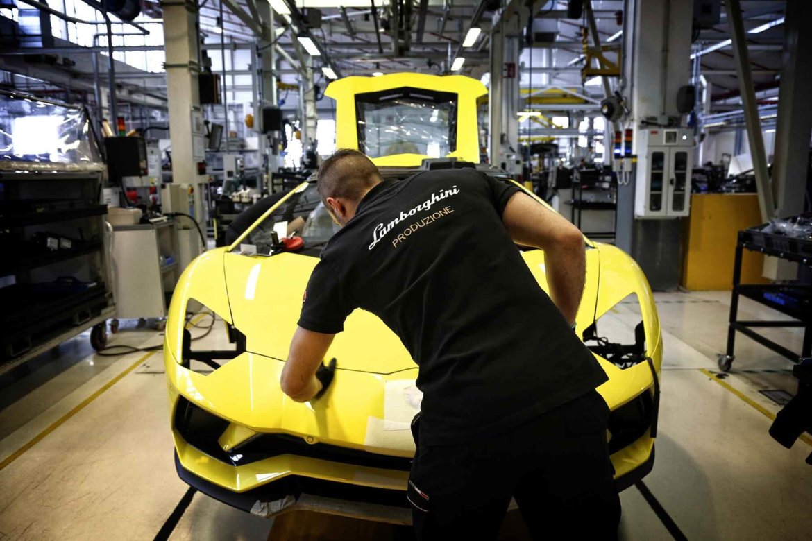 Lamborghini Operaio a lavoro in fabbrica Lamborghini